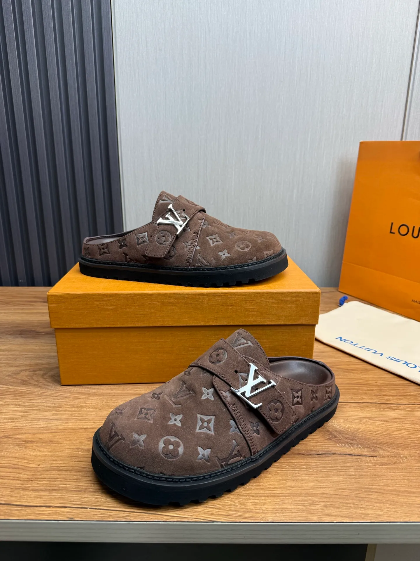 Men's men's shoes 460💰 Lv. Popular couple slippers hot sale🩷💚 🩴Official website one to one production 35-45 sizes 45 46 🉑️Customized!